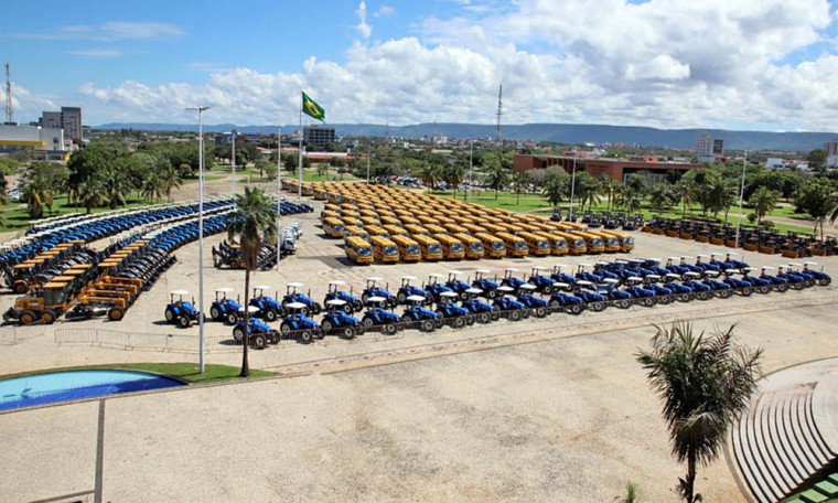 Máquinas estão em frente ao Palácio Araguaia