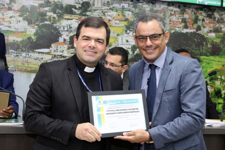 Padre Bruno, diretor presidente do Hospital Dom Orione, e o vereador Terciliano Gomes