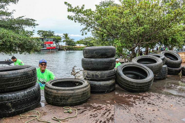 Dezenas de pneus foram retirados do fundo do lago