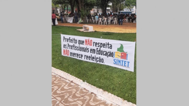 Ato do professores na realizado na Praça 7 de Setembro em Colinas do Tocantins
