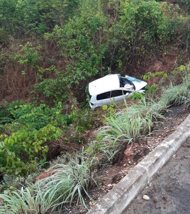 Veículo capotou e caiu numa ribanceira às margens da rodovia