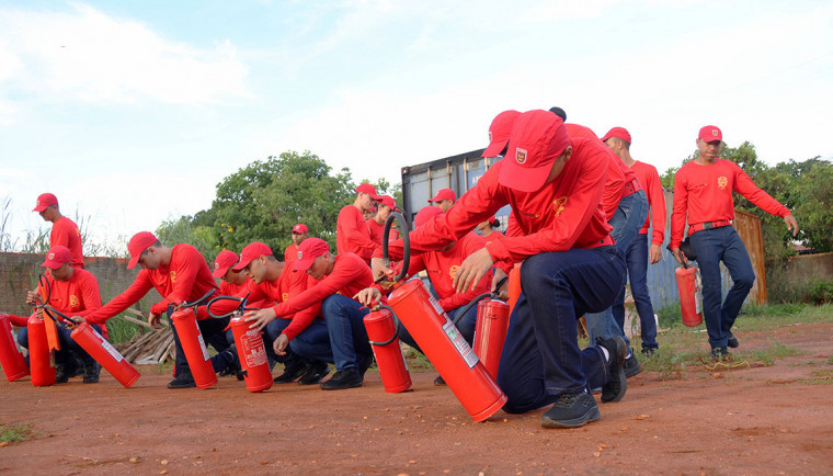 Curso de Formação de Oficiais (CFO), com instruções na própria Academia de Formação de Bombeiros Militares