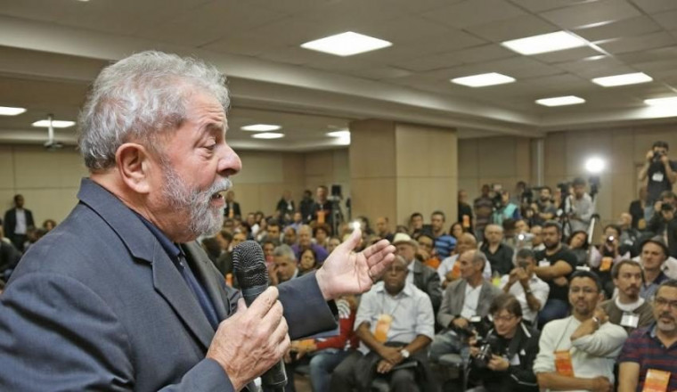 Ex-presidente Lula fazendo palestras