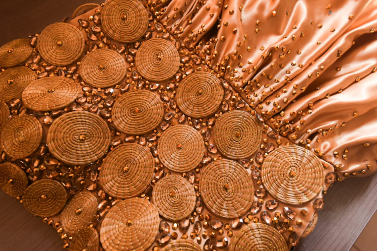 A Coleção "Ouro do Cerrado" é composta por cinco vestidos, em diferentes tamanhos e cortes