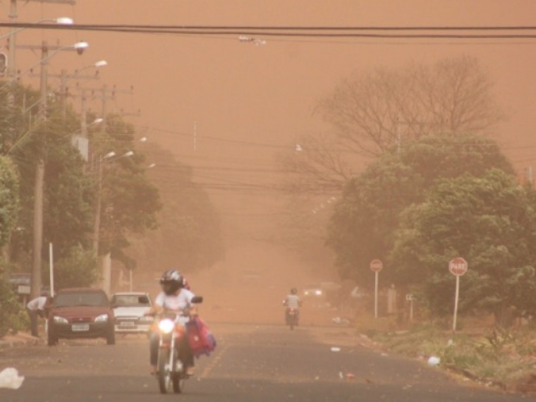 Tempestade de poeira em Três Lagoas (MS)