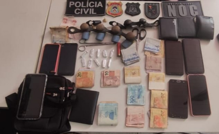 Dinheiro, drogas e esporões apreendidos durante a operação.