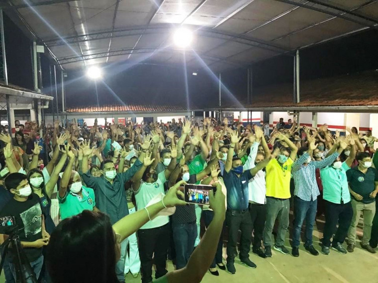 Centenas de pessoas durante a convenção do prefeito Gustavo Novato em Luzinópolis
