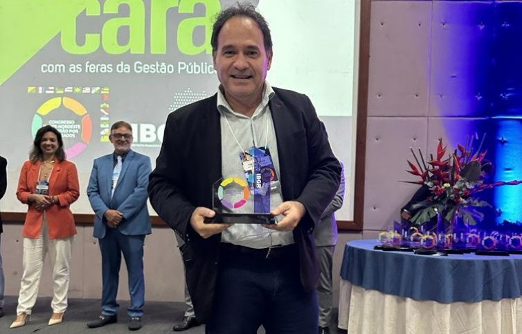 Secretário da Fazenda, Tecnologia, Ciência e Inovação, Fabiano Souza, com o prêmio
