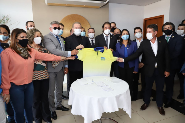 Governador Carlesse recebeu uma camisa do PSL durante a filiação