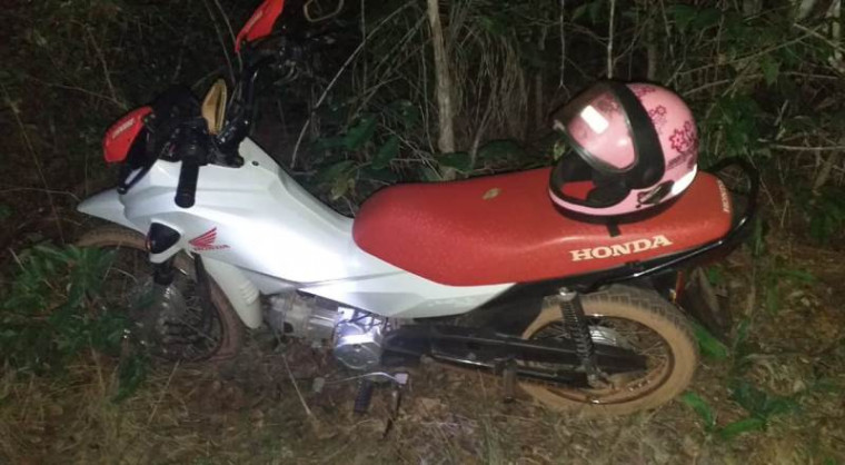 Motocicleta apreendida pela PM no local do crime