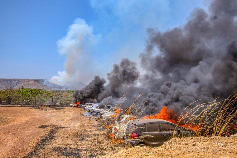A chamas atingiram dezenas de veículos que estavam no pátio