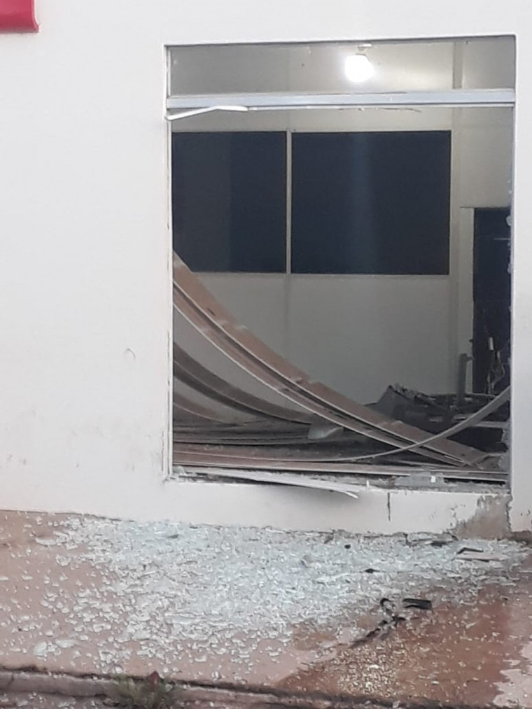 A explosão destruiu parcialmente o prédio da agência
