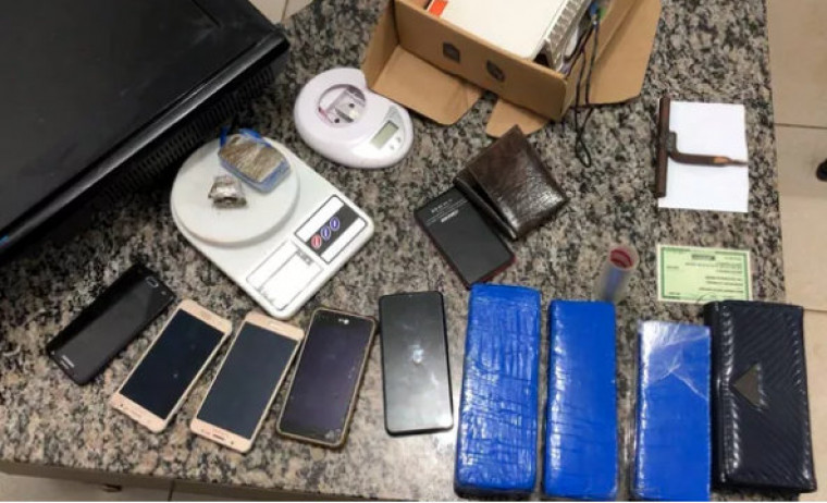 Na casa os policias apreenderam dinheiro, celulares balanças de precisão, uma TV e roteador