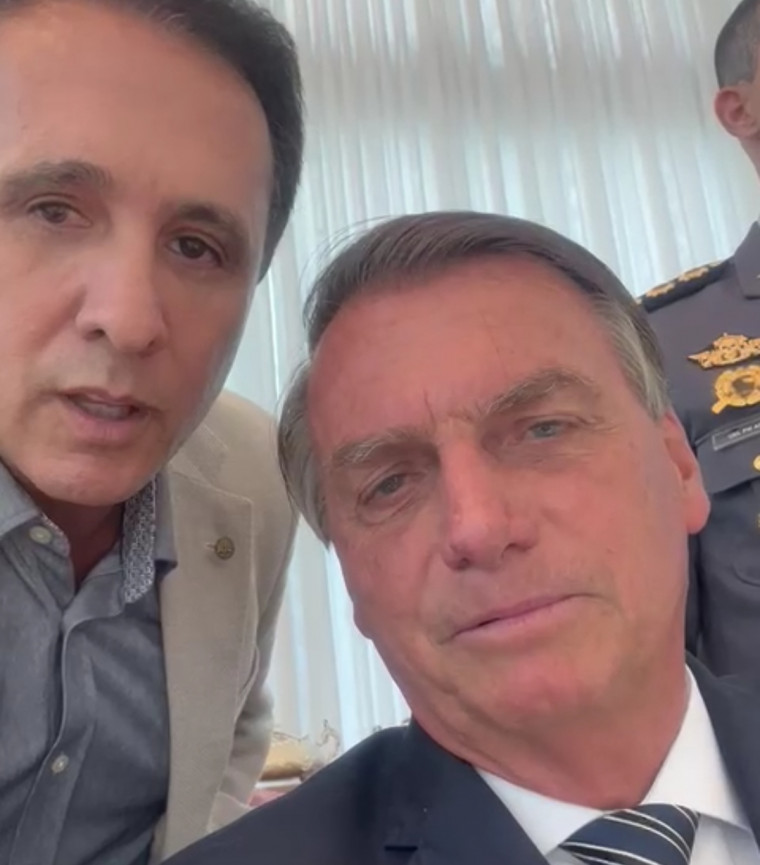 Bolsonaro ao lado do deputado federal reeleito Carlos Gaguim