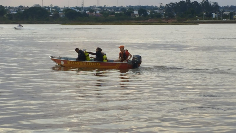 Bombeiros durante as buscas pela vítima de afogamento no Lago Azul.