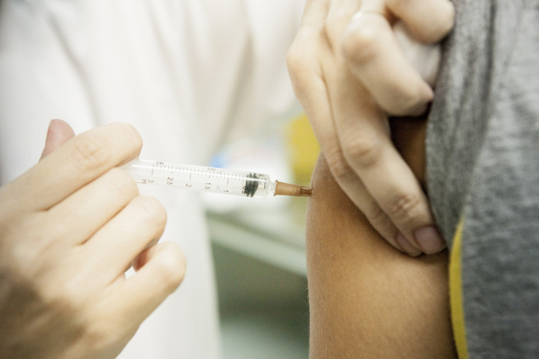 Após recuo, Ministério da Saúde libera vacinação para jovens acima de 12 anos sem comorbidades.