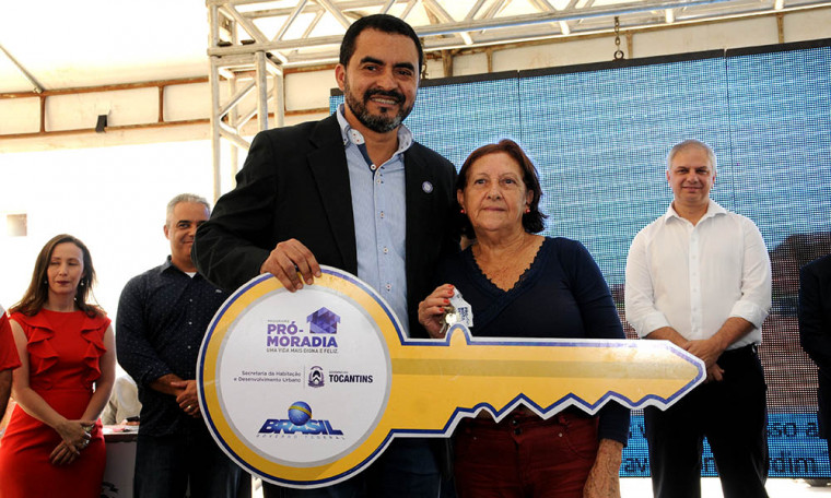 O vice-governador Wanderlei Barbosa realiza entrega simbólica das chaves dos apartamentos do Residencial Maria Olívia Carlesse