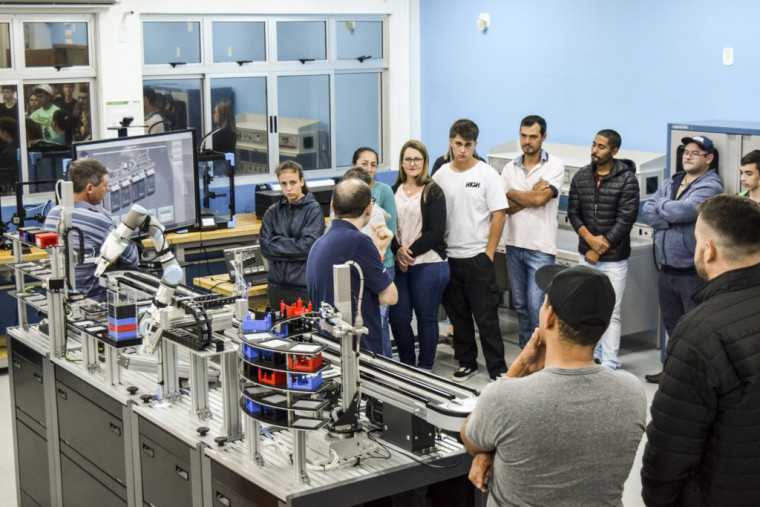 Laboratório de automação industrial do Senai.