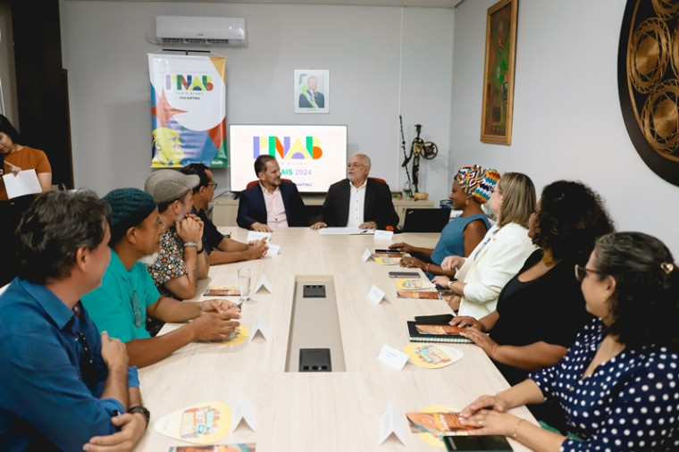 Representantes de instituições parceiras durante reunião