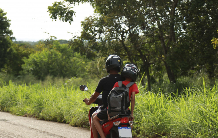 Transportar crianças com menos de 10 em motos é infração