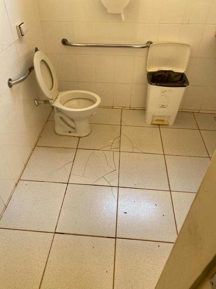 Banheiro sem porta em unidade de saúde