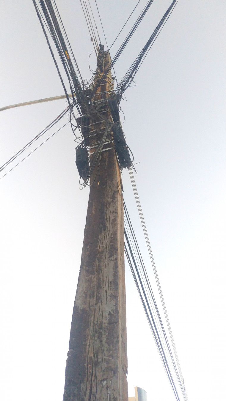 Até quando estes postes vão ficar instalados em Araguaína?