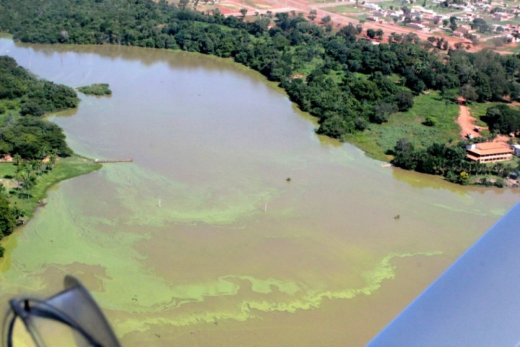 Vista aérea da poluição no Lago de Palmas