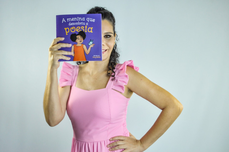 Ana Kamila com seu livro que será lançado nesta quarta, em Palmas.
