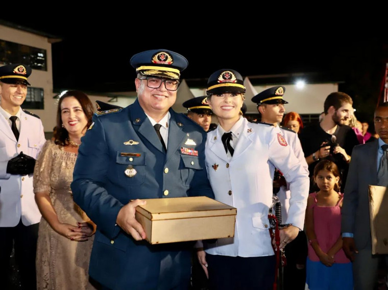 Comandante-geral, coronel Ornelas entrega mimo a uma das formandos do CFO, em Campo Grande.