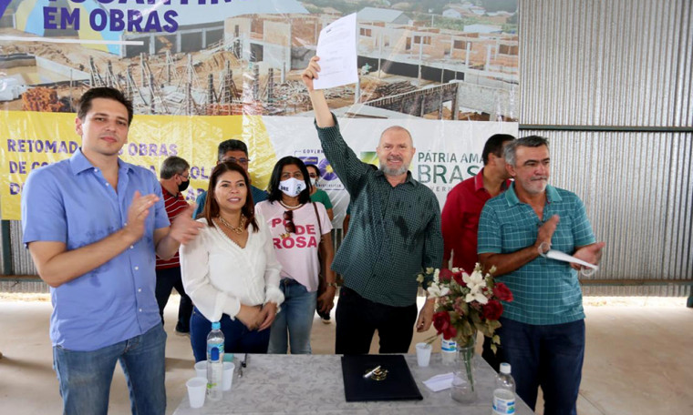 Governador Carlesse assinando a ordem de serviço em Araguatins