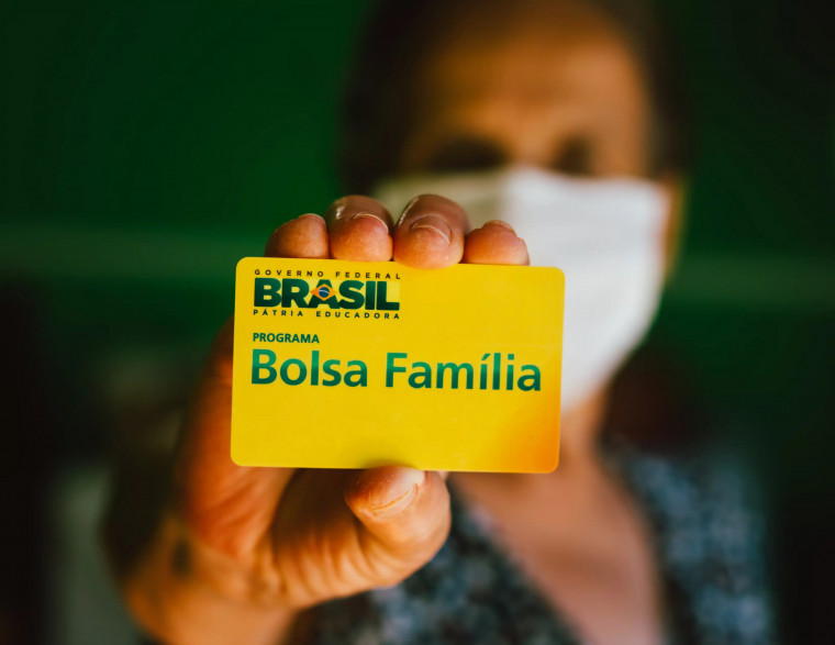 Auxílio Brasil volta a se chamar Bolsa Família.