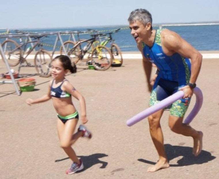 O médico Pedro Caldas e filha em praia