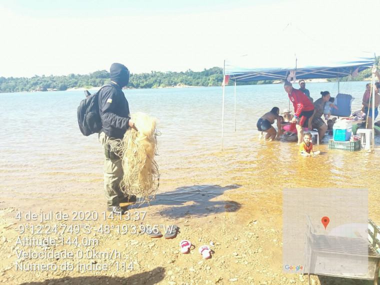 Agentes de fiscalização durante Operação Cota Zero nas margens do Rio Tocantins