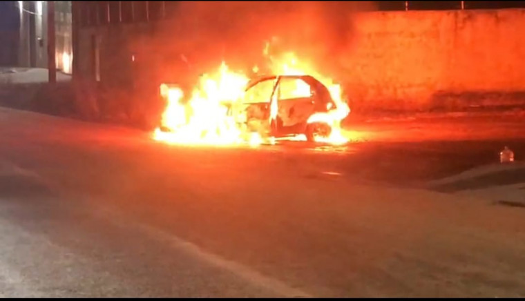 Carro pegou fogo no meio da rua.