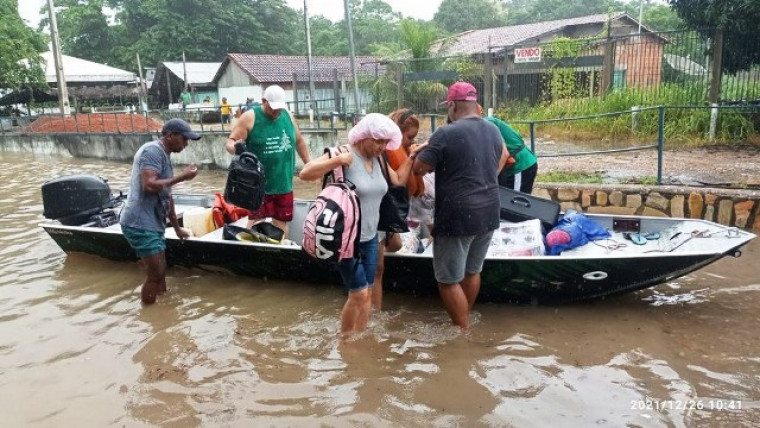 Moradores de Peixe sendo resgatados pela Defesa Civil
