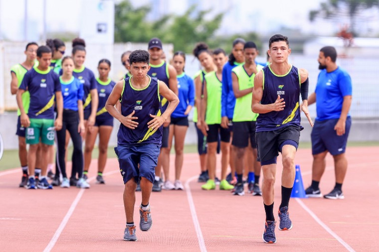 Hentony Santos (à direita) é uma das promessas do atletismo brasileiro Sub- 23