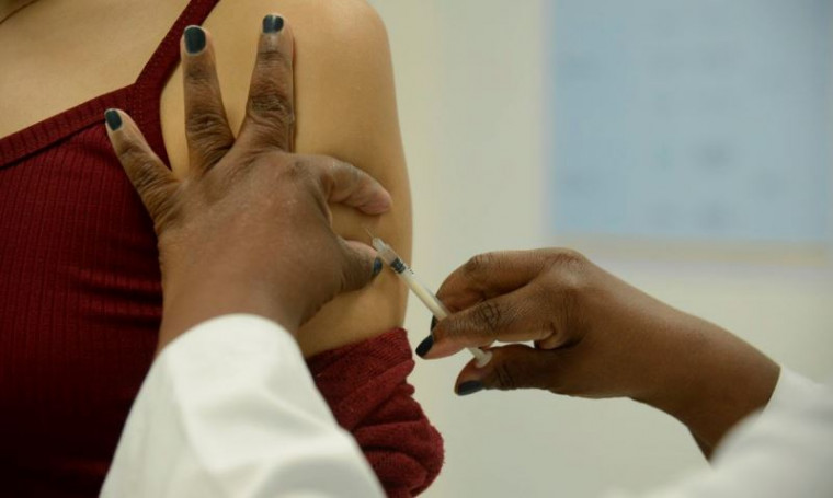 Paciente sendo vacinada