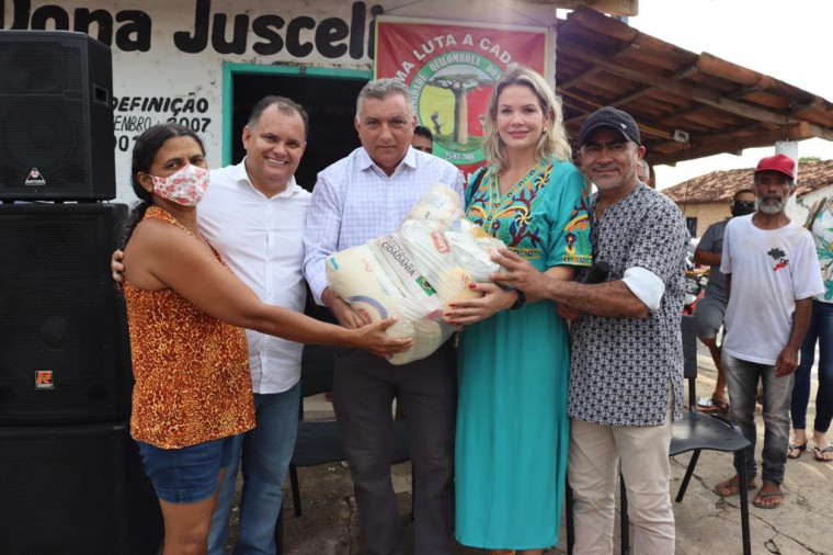 : A entrega das cestas contou com a presença do prefeito de Muricilândia, Alessandro Gonçalves