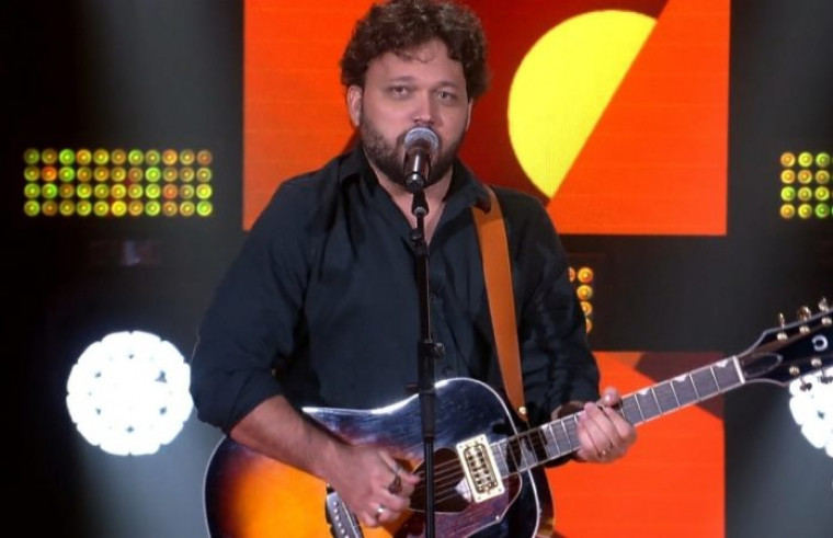 Léo Pinheiro durante apresentação no The Voice Brasil, na última terça