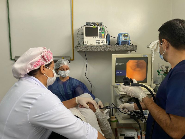 O cirurgião e gastroenterologista Nelson Horácio durante procedimento
