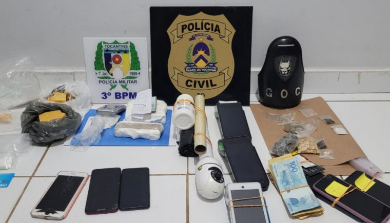 Supostas drogas e outros itens apreendidos com suspeitos