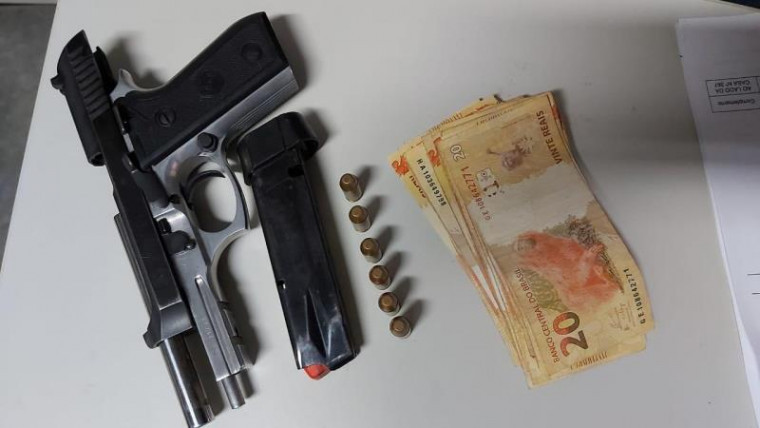 Arma e dinheiro estavam com o suspeito durante a prisão