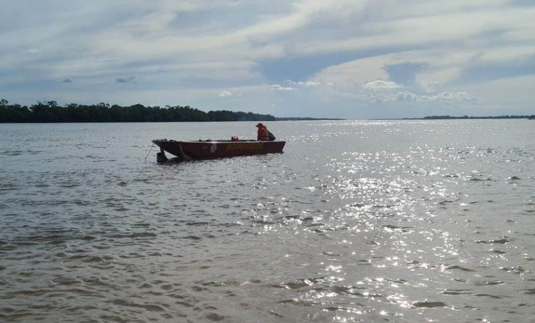 Equipe do Corpo de Bombeiros Militar realiza buscas no Rio Tocantins
