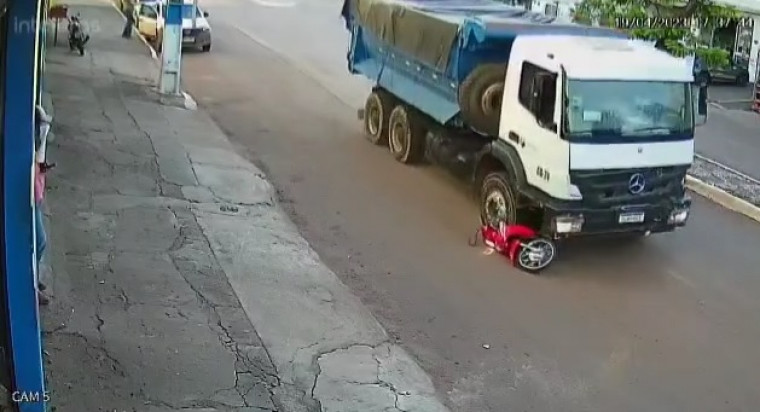 Caminhão arrastando moto no centro de Gurupi.