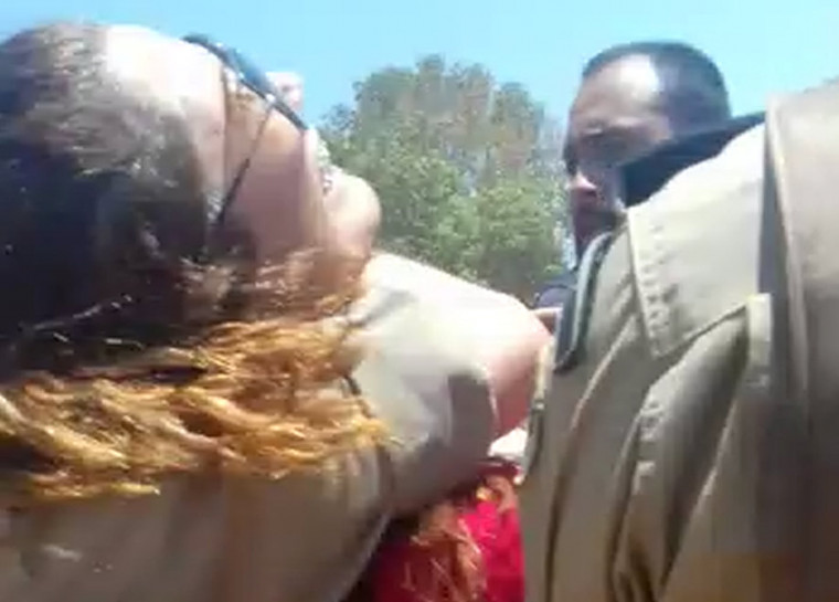 Uma mulher chegou a ser imobilizada por um dos militares com uma gravata durante a confusão