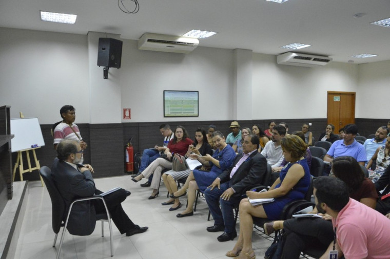 Reunião para montar uma força tarefa de ajuda aos refugiados em Palmas