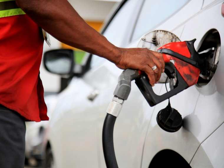 Nova redução no preço do gás e da gasolina