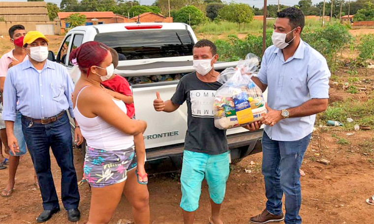 Família despejada pela prefeitura de Palmas recebe cesta básica do Governo do Estado