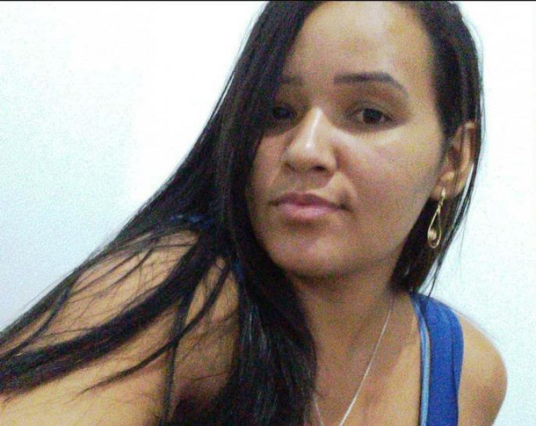 Evilane Carvalho foi vista entrando em um carro por volta das 03 horas da madrugada