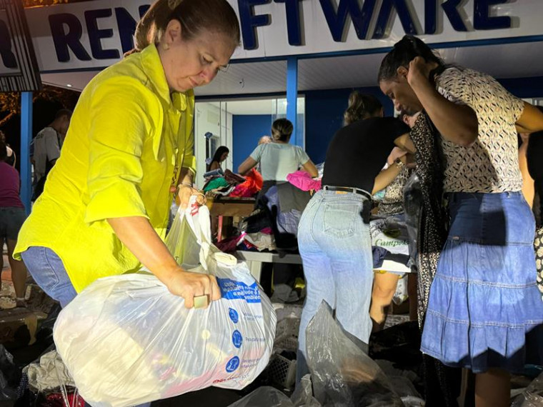 Voluntários fazendo a triagem das doações